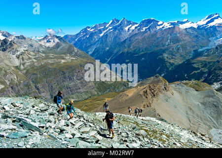 Gli escursionisti su una via che conduce al rifugio Hoernlihuette, Zermatt, Vallese, Svizzera Foto Stock