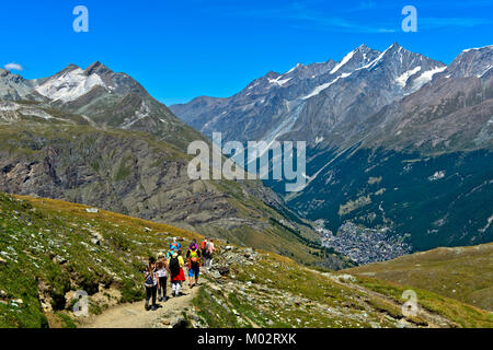 Gli escursionisti a piedi giù per la montagna, su di una pista che va dal rifugio Hoernlihuette a Zermatt, Vallese, Svizzera Foto Stock