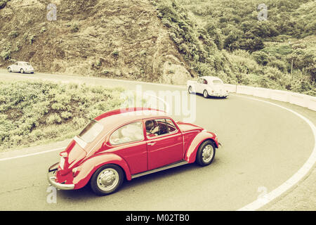 Retrò, vintage trasformazione di Volkswagen maggiolino sulla strada di montagna. Foto Stock