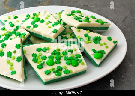 Piastra della Festa di San Patrizio caramella di cioccolato con corteccia shamrock spruzza su un sfondo di ardesia Foto Stock