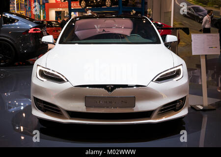 Bruxelles - Jan 10, 2018: Tesla Model S auto elettriche presentate al Bruxelles Motor Show. Foto Stock