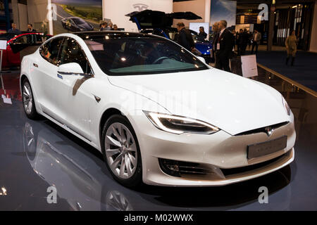 Bruxelles - Jan 10, 2018: Tesla Model S auto elettriche presentate al Bruxelles Motor Show. Foto Stock