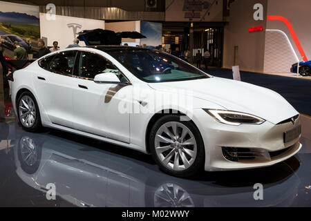 Bruxelles - Jan 10, 2018: Tesla Model S auto elettriche presentate al Bruxelles Motor Show. Foto Stock