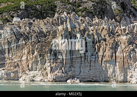 Vecchio e sporco di ghiaccio un il lento movimento del ghiacciaio ad ogiva nel Parco nazionale di Kenai Fjords in Alaska Foto Stock