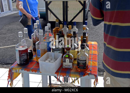 Raccolta di campioni di rum sul display, St Luicia Foto Stock