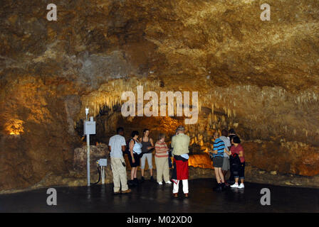 Le persone all'interno Harrison Cave, Barbados, Caraibi Foto Stock