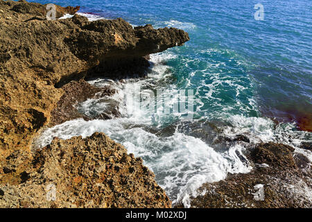 Onde che si infrangono sulle rocce a Alcossebre, Spagna Foto Stock