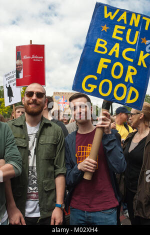 Giovane uomo con gli amici targhetta holding "vogliono UE torna per una buona' su marzo contro Brexit. Londra. Foto Stock