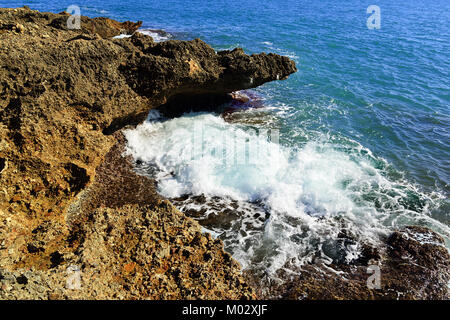 Onde che si infrangono sulle rocce a Alcossebre, Spagna Foto Stock