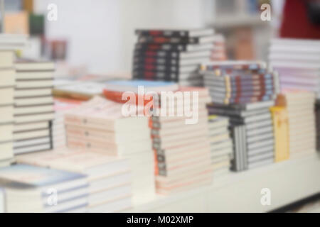 Close-up di pile di libri in binding multicolore su sfondo chiaro. Concetto di iniziare la scuola, si torna a scuola, informazione, istruzione Foto Stock