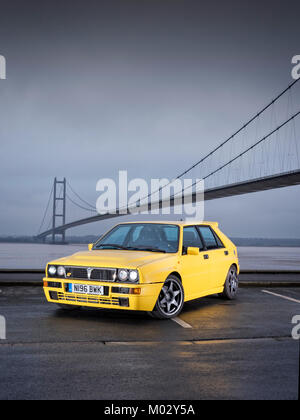 1995 Lancia Delta Integrale al di sotto del ponte Humber Foto Stock