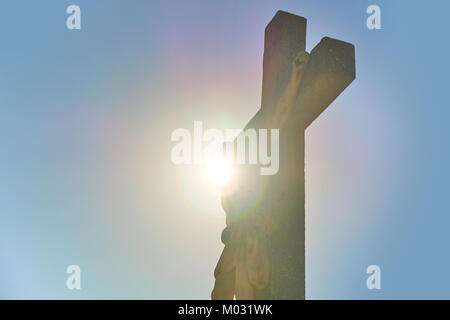 Silhouette di Gesù Cristo sulla croce il culto con sun sullo sfondo Foto Stock