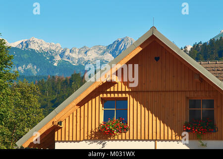 Tipico piccolo e pittoresco hotel in Slovenia Alpi Foto Stock