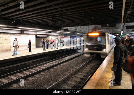 Roma - Aprile 8: pendolari attendere per il treno della metropolitana su 8 aprile 2012 a Roma. Metropolitana di Roma ha ridership annuale di 331 milioni di euro sulle sue 2 linee. La terza linea è u Foto Stock