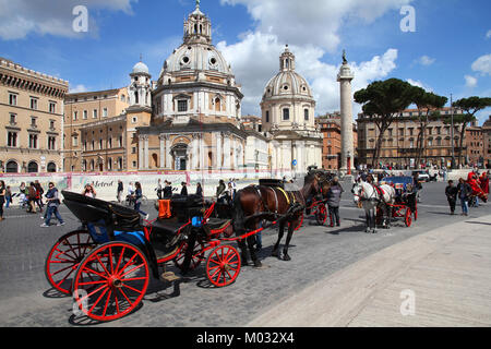 Roma - Aprile 8: i turisti a piedi in Piazza Venezia su 8 aprile 2012 a Roma. Secondo Euromonitor, Roma è la terza città più visitata in Europa (5.5m Foto Stock