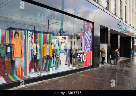 MANCHESTER, Regno Unito - 21 aprile: la gente visita Primark store il 21 aprile 2013 a Manchester, UK. Primark ha 257 negozi di moda in tutta Europa e impiegare Foto Stock