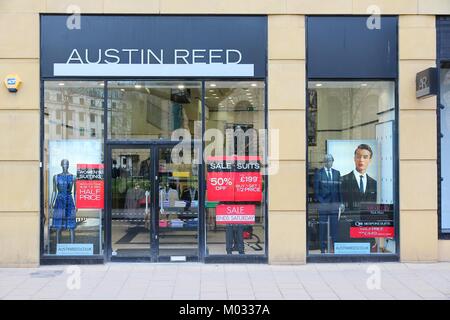 BIRMINGHAM, Regno Unito - 19 aprile: Austin Reed boutique su Aprile 19, 2013 a Birmingham, Regno Unito. La sistemazione di rivenditore di moda è stata fondata nel 1900 e ha 70 reta Foto Stock