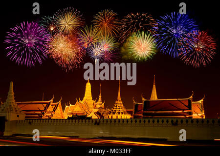 Fuochi d' artificio celebrazione presso Wat Phrasrirattana Sasadaram il Tempio del Buddha di Smeraldo (Wat Phra Kaeo) Bangkok, Tailandia. Foto Stock