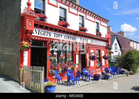 Dipinto luminosamente decorate shop, ristorante sul isola di Valencia, wild atlantic modo, County Kerry, Irlanda Foto Stock