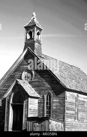 Bodie Ghost Town in California è un sito storico, un tempo una fiorente città mineraria abbandonata dopo la fine del boom dell'argento. Oggi è un museo ben conservato della città fantasma. Foto Stock