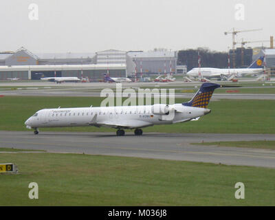 Il Canadair CRJ900, registrato D-ACNU, è gestito da Eurowings, una compagnia aerea tedesca. Questo jet regionale fa parte della serie CRJ sviluppata da Bombardier ed è utilizzato per voli a corto e medio raggio. L'aereo ha una capacità di circa 90 passeggeri ed è noto per la sua efficienza su rotte più brevi. Foto Stock