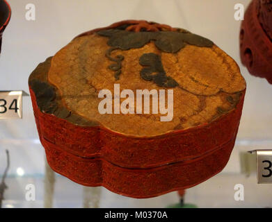 Questo oggetto è una scatola proveniente dalla Cina, risalente alla dinastia Qing durante il periodo Qianlong (1736-1795). Presenta una base in legno con lacca colorata, che rappresenta l'alta qualità artigianale e lo stile decorativo dell'epoca. Questo manufatto fa parte della collezione del Royal Ontario Museum. Foto Stock