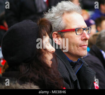 Una partita tra il Red Bull Salzburg e l'SK Rapid Wien in Bundesliga, con una partita di calcio dal vivo. L'immagine cattura l'intensità e l'atmosfera dell'evento sportivo. Foto Stock