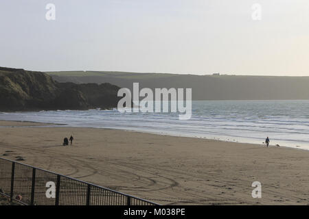 Una fotografia di Broad Haven, un pittoresco villaggio costiero del Galles. L'immagine cattura la bellezza naturale della zona e le sue iconiche viste sul mare. Foto Stock