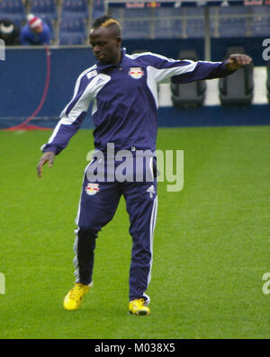 Questa immagine cattura una partita tra il Red Bull Salzburg e il Wiener Neustadt, due squadre che gareggiano in Bundesliga. La fotografia mostra l'intensità e la dinamica del gioco. Foto Stock