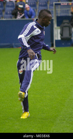 Questa immagine cattura una partita in Bundesliga tra FC Red Bull Salzburg e SC Wiener Neustadt. Il gioco fa parte del campionato di calcio più importante di Austriaâ, che mette in mostra l'azione calcistica competitiva. Foto Stock