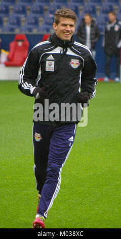 Questa immagine cattura una partita tra il Red Bull Salzburg e il Wiener Neustadt durante una competizione di Bundesliga. L'evento mette in evidenza la rivalità e l'emozione del calcio austriaco. Foto Stock