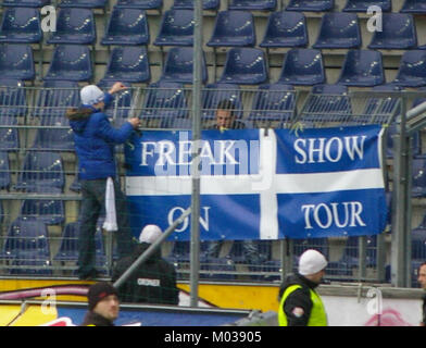 Questa immagine cattura l'emozionante partita tra le squadre della Bundesliga FC Red Bull Salzburg e SC Wiener Neustadt. Un evento sportivo competitivo nel campionato austriaco di calcio. Foto Stock