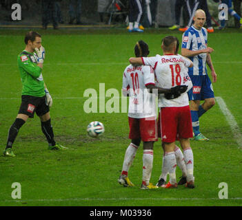 Questa immagine cattura una partita tra il Red Bull Salzburg e il Wiener Neustadt in Bundesliga, mostrando l'azione calcistica competitiva. Foto Stock
