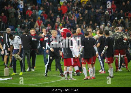 Questa immagine cattura l'intensità di una partita di Bundesliga tra FC Red Bull Salzburg e SC Wiener Neustadt, mostrando l'azione sul campo. Foto Stock