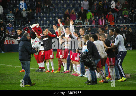 Questa immagine cattura l'azione durante una partita di Bundesliga tra FC Red Bull Salzburg e SC Wiener Neustadt. Mette in evidenza la natura competitiva del calcio austriaco e l'abilità dimostrata nel gioco. Foto Stock