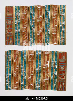 Il braccialetto di Sithathoryunet, esposto al Metropolitan Museum of Art, è un antico manufatto egizio. Presenta un'intricata maestria artigianale e un design tipico del periodo del Medio Regno. Questo braccialetto fu probabilmente indossato da Sithathoryunet, un individuo reale, e mette in risalto l'avanzata lavorazione dei metalli e l'arte decorativa dell'epoca. Foto Stock