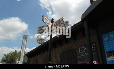 Una fotografia di una scena a Bruxelles, Belgio, che mostra il paesaggio urbano e forse i suoi famosi monumenti, riflettendo l'importanza storica e architettonica di Bruxelles. Foto Stock