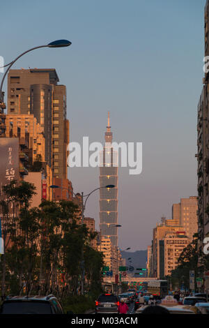 Vista del Taipei 101 a livello della strada durante la serata Rush Hour al tramonto su strada Xinyi, Taipei, Taiwan. Foto Stock