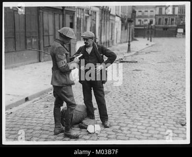 British Intelligence sergente interrogatorio straniero in deserte le strade di una cittadina francese Foto Stock