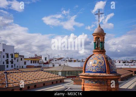 La cupola della cappella El Carmen e i tetti di Siviglia, Spagna Foto Stock