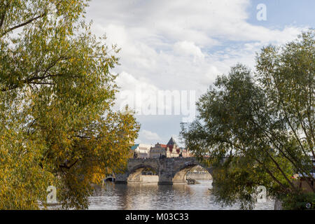Il famoso Ponte di Carlo e il fiume Moldava a Praga in un pomeriggio d'autunno. Foto Stock