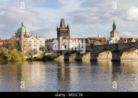 Il famoso Ponte di Carlo e il fiume Moldava a Praga in un pomeriggio d'autunno. Foto Stock