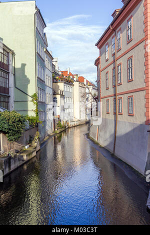 Piccolo Canale nella città di Praga. Foto Stock