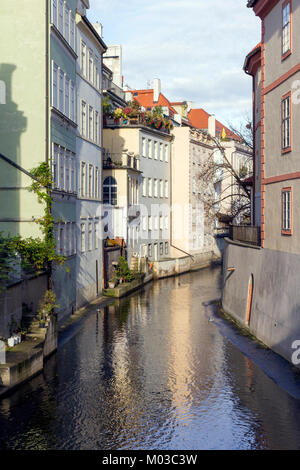 Piccolo Canale nella città di Praga. Foto Stock