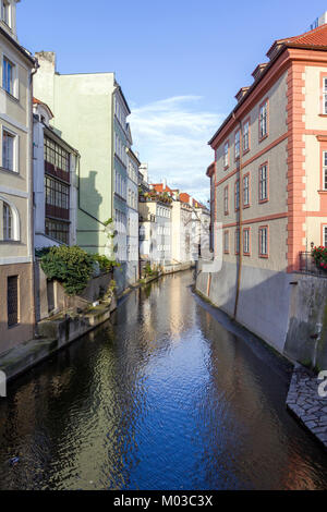 Piccolo Canale nella città di Praga. Foto Stock