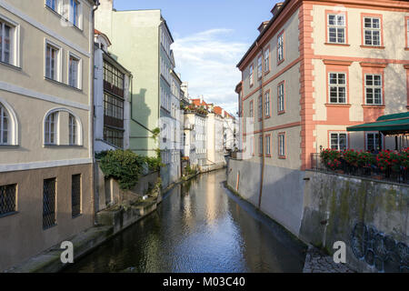 Piccolo Canale nella città di Praga. Foto Stock