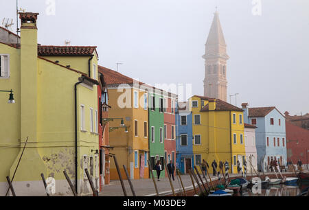 Venezia (Venezia) Italia, Ottobre 17, 2017 - Vista dell'isola di Burano in un giorno di nebbia, una piccola isola all'interno di venezia zona famosa per la produzione di merletti e la sua co Foto Stock