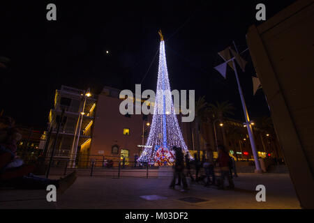 Genova (Genova), Italia, Dicembre 28, 2017 - illuminato albero di Natale nel vecchio porto (porto antico di Genova, Italia. Foto Stock