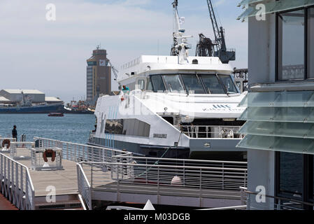 Cape Town Waterfront Western Cape in Sud Africa. Dicembre 2017. Il Sikhululekile un traghetto passeggeri che opera per Robben Island da Nelson ma Foto Stock