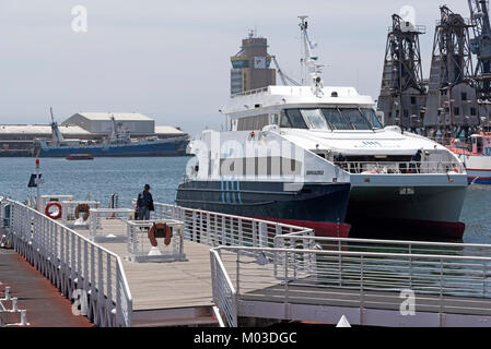 Cape Town Waterfront Western Cape in Sud Africa. Dicembre 2017. Il Sikhululekile un traghetto passeggeri che opera per Robben Island da Nelson ma Foto Stock